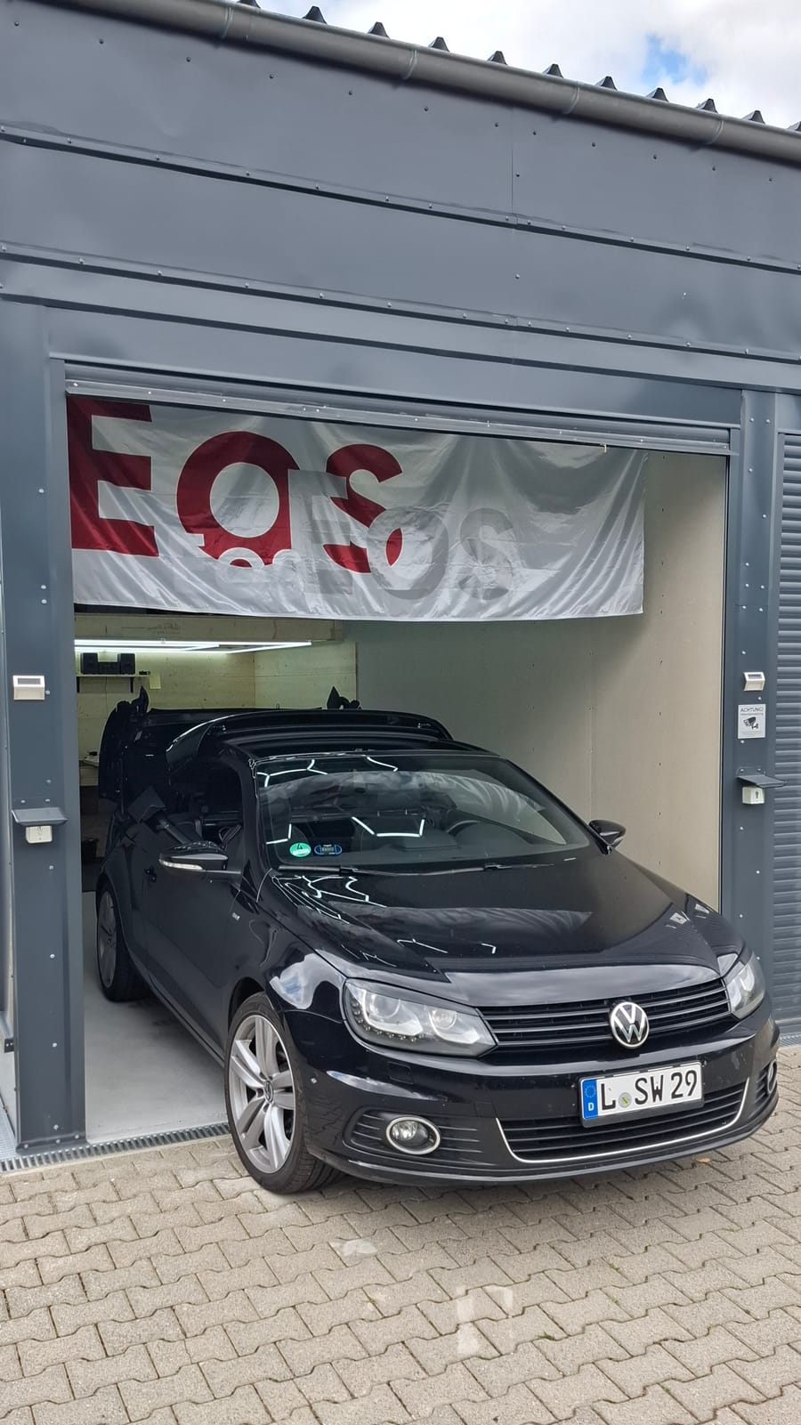 Schwarzer VW EOS vor der Werkstatthalle der EOS Dachtechnik in Leipzig